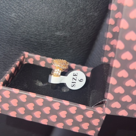 Size 6 Gold plated heart ring with CZ gems - Picture 4 of 5